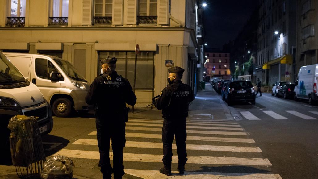 Des policiers patrouillent lors de la première nuit du couvre-feu à Paris, le samedi 18 octobre (Hans Lucas via AFP)