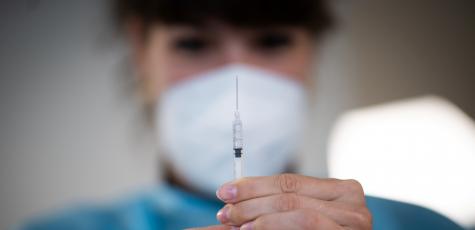 Une infirmière prépare une injection de vaccin contre le Covid-19 à Nantes